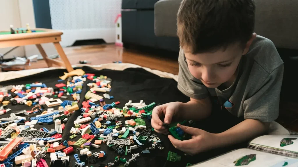 intervenções no autismo: crianças brincam com lego