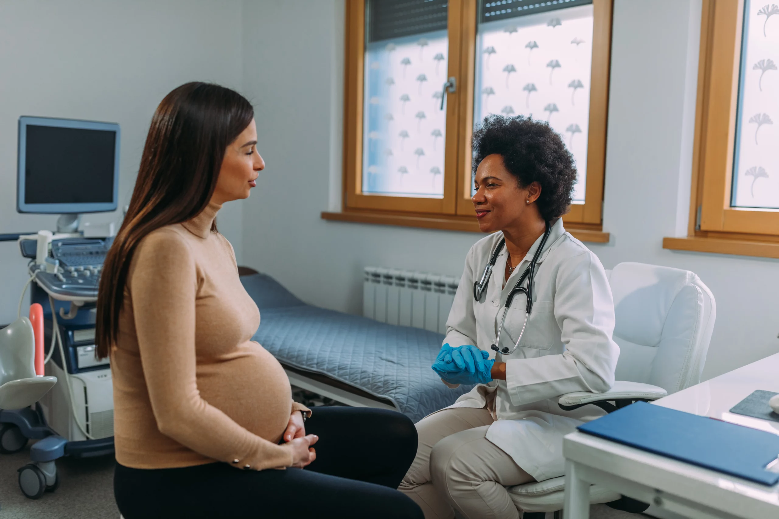 mulher gravida no pediatra