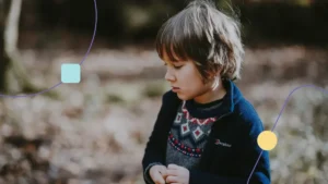 Menino com autismo severo (nível 2), olhando para baixo.