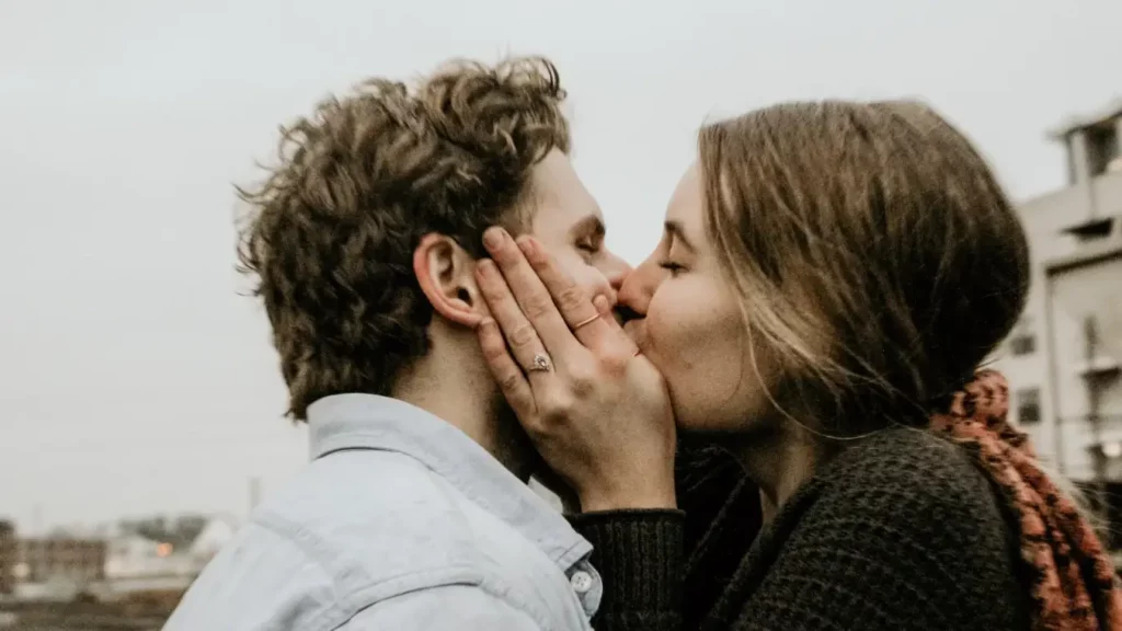 Sexualidade no autismo: casal se beija
