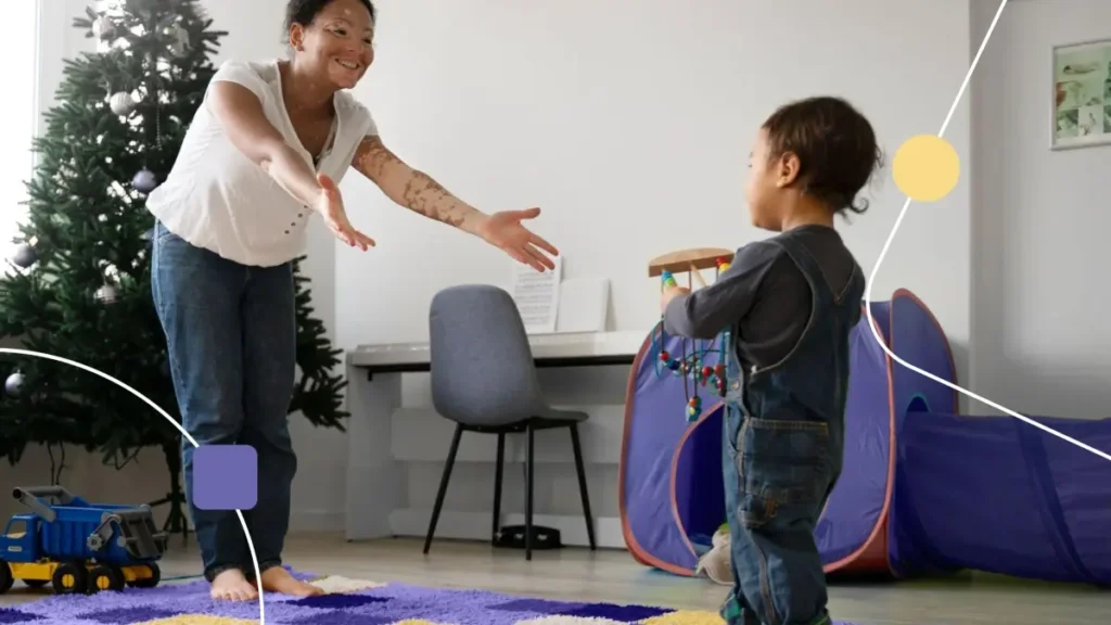 Mãe praticando psicomotricidade do filho por meio de pedido de abraço com as mãos estendidas.