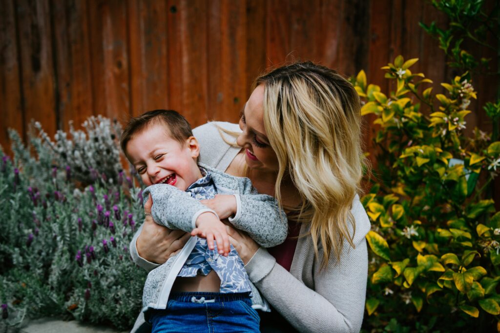 graus de autismo: mãe abraça menino e ele ri
