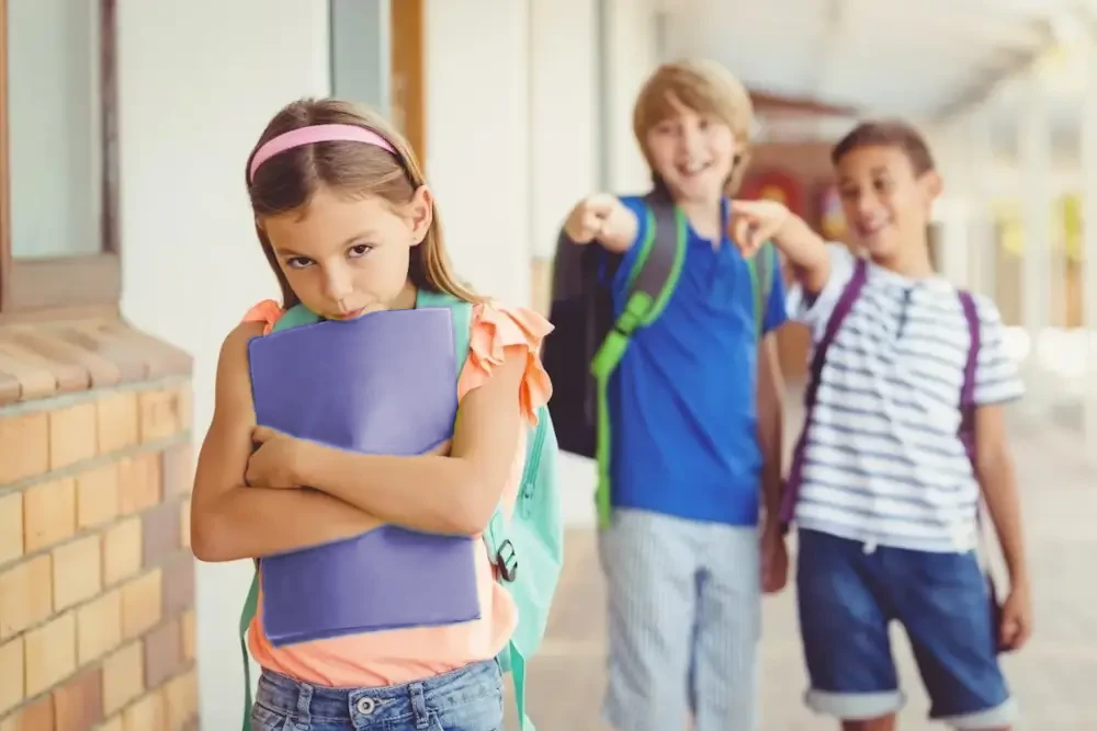 Menina sofrendo capacitismo de seus amigos de escola