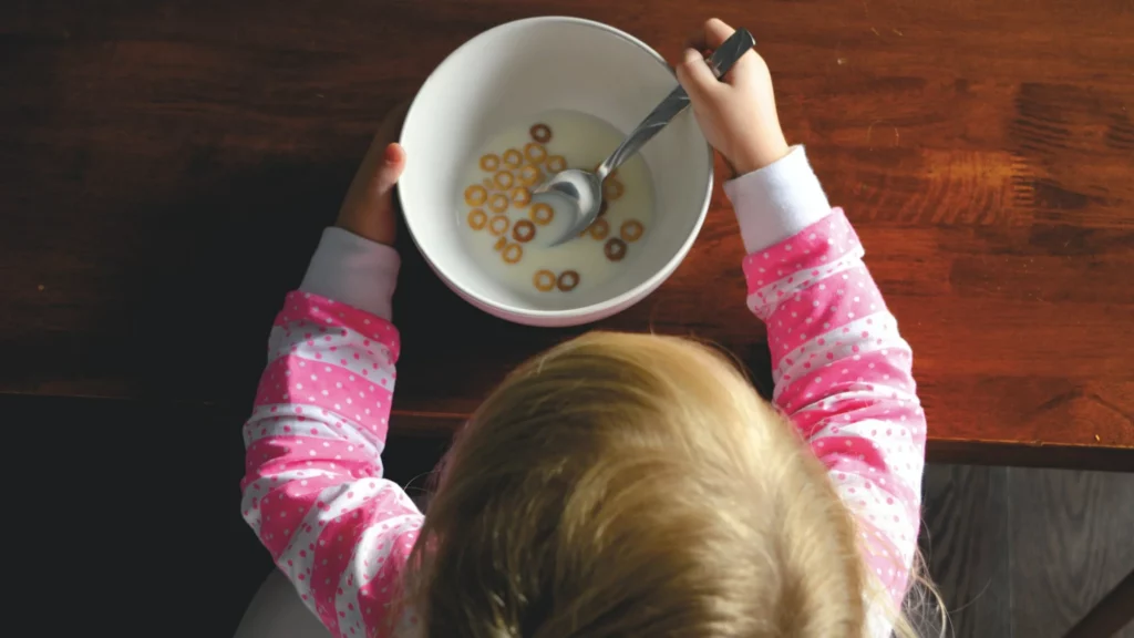 seletividade alimentar: criança está comendo cereal
