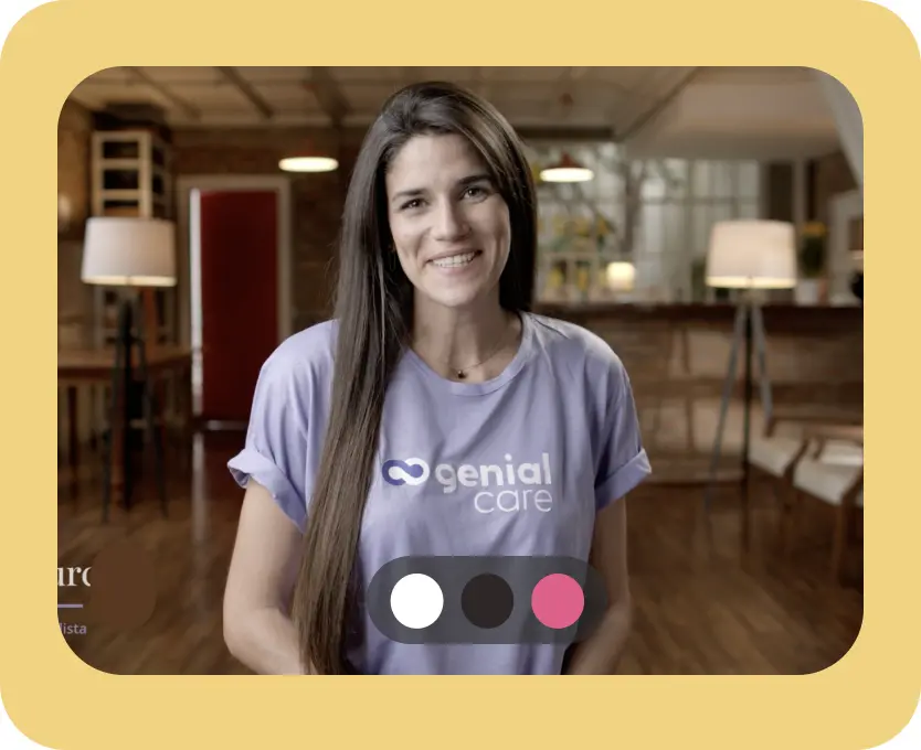 Mulher com a camiseta da Genial Care