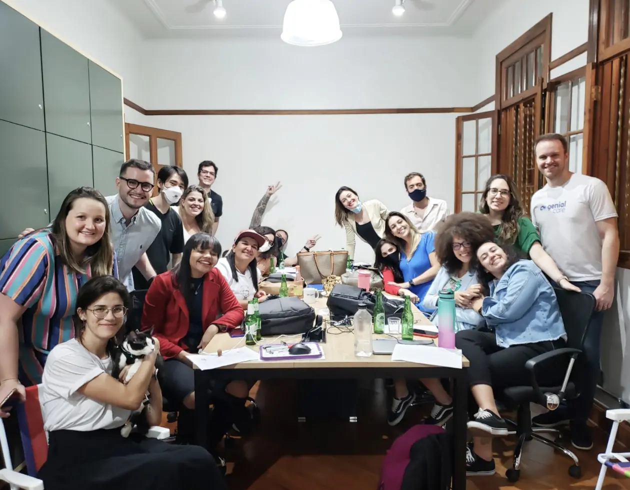 Pessoas reunidas em uma sala de trabalho