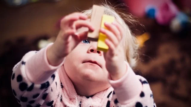 tratamento para autismo: menina brinca com blocos