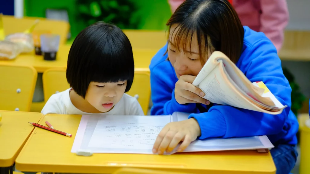 RUBI: mãe e menina estão observando a mesma folha, aparentemente estudando