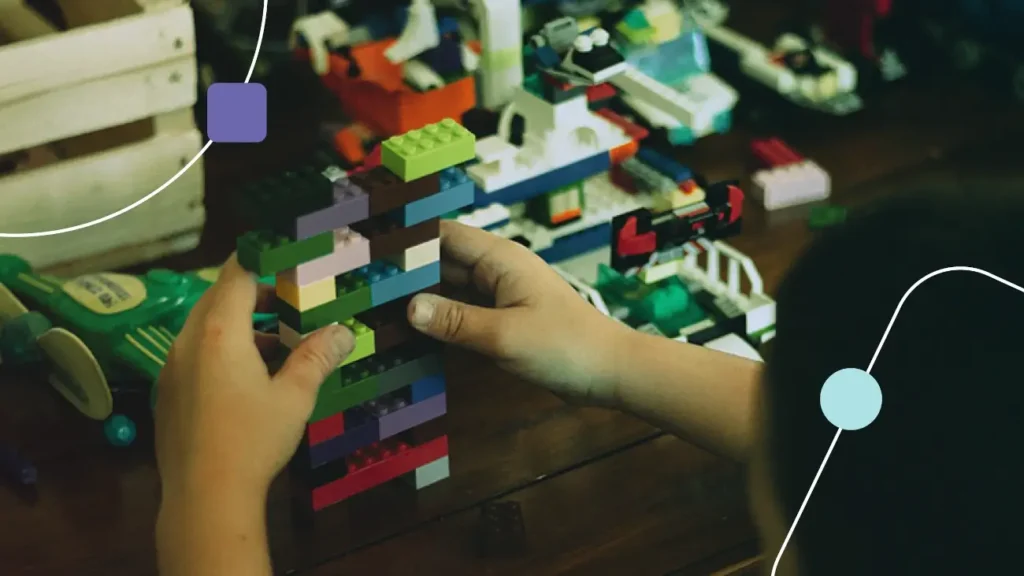 autismo regressivo: menino brinca com legos