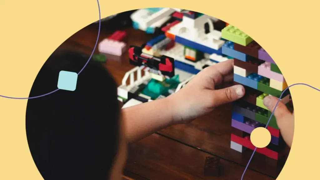 autismo regressivo: menino brinca com legos