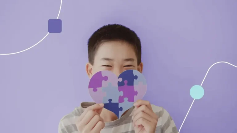 Menino autista feliz no Dia Mundial da Conscientização do Autismo.