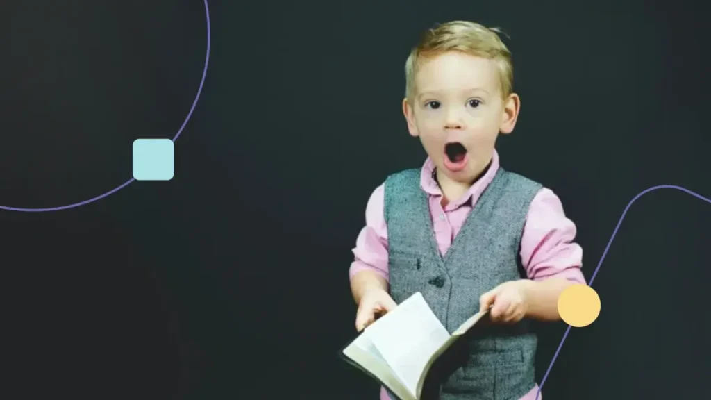 Menino com Ecolalia segurando um livro. Ele tem uma expressão de surpresa.