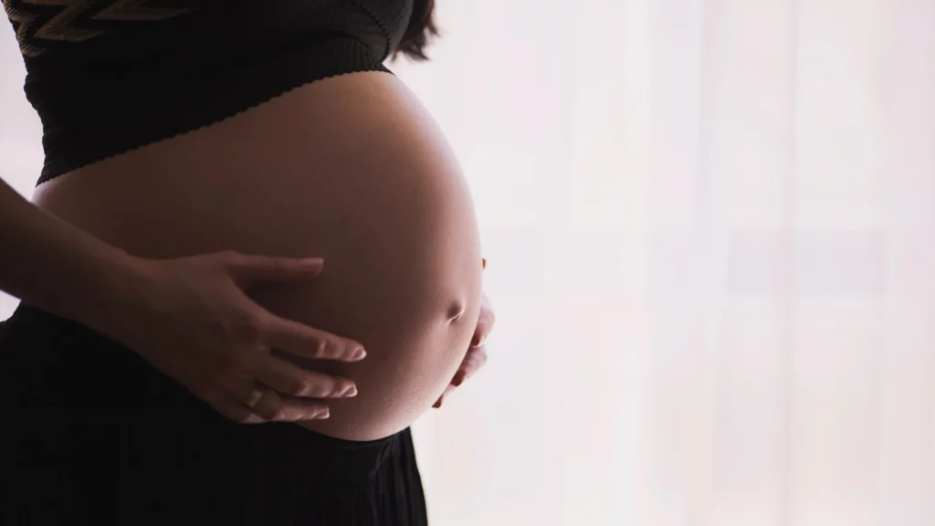 gravidez: mulher segura a barriga a mostra