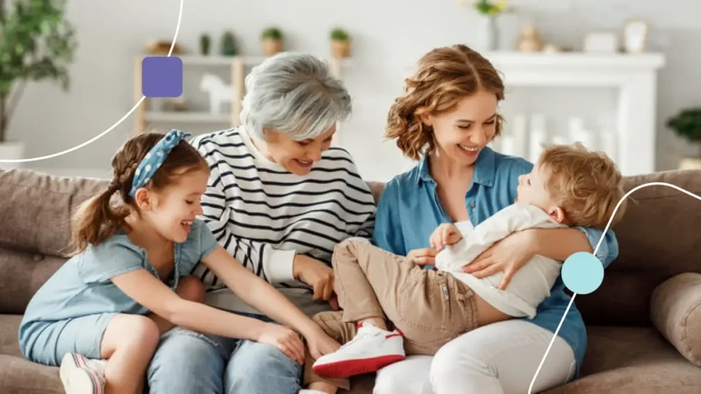 Mãe Autismo e Família reunida feliz sentadas em um sofá.