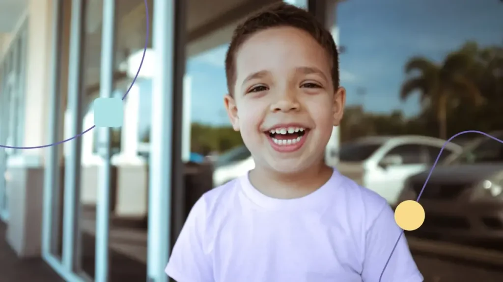 Menino feliz após sair de atendimento terapêutico onde foram propostas ideias para melhorar o reforçamento positivo dele com sua família.