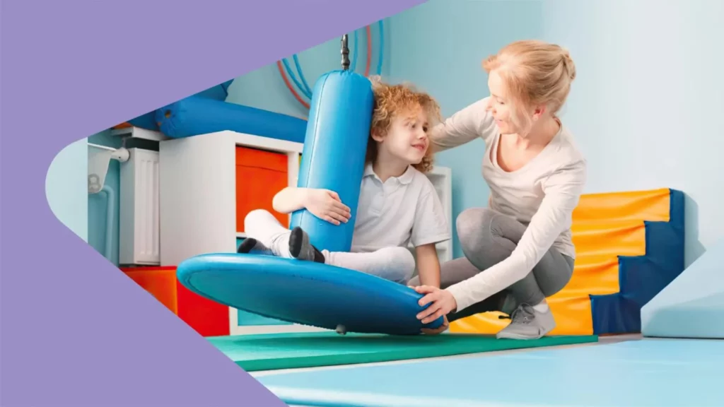 Terapeuta segurando um brinquedo sensorial com uma criança em uma espécie de atendimento de terapia ocupacional.