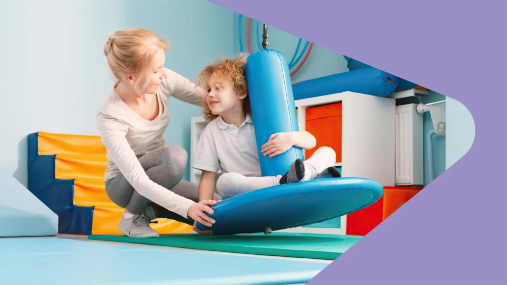 terapia ocupacional: imagem tem fundo roxo e a foto de uma mulher segurando uma criança que está em um brinquedo azul
