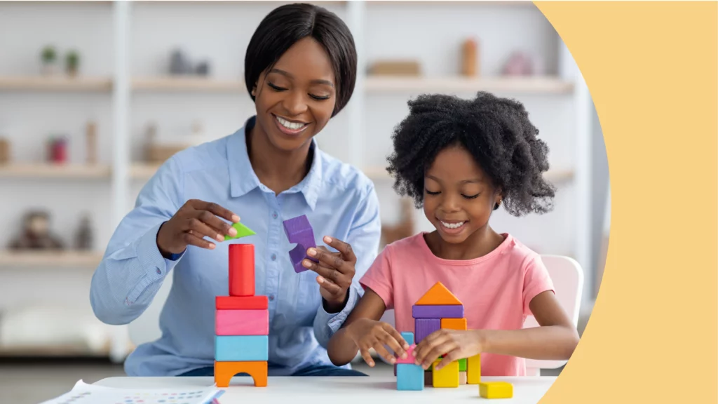 ABA robotiza: imagem mostra criança e mulher brincando de construir com blocos de brinquedo coloridos