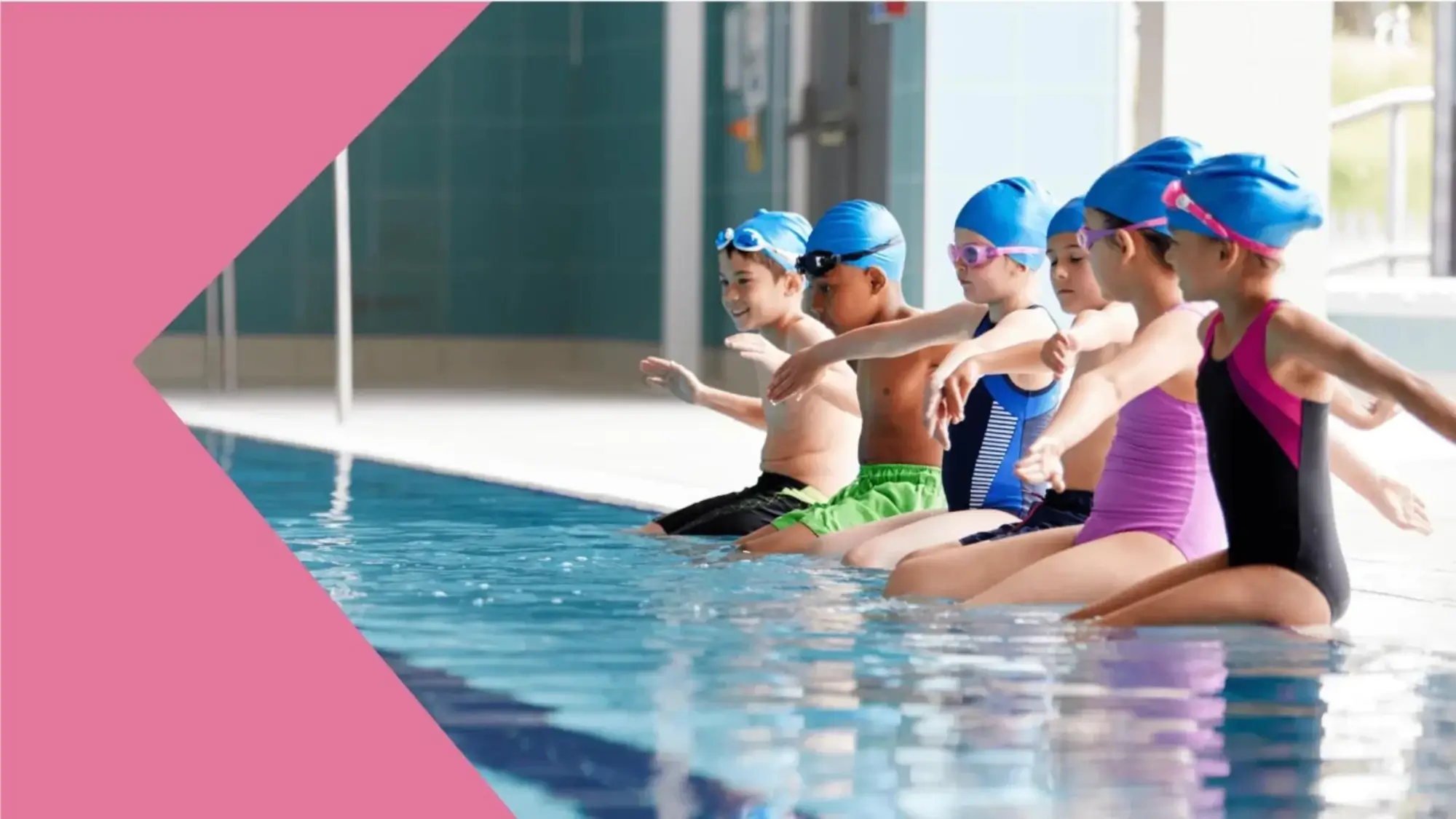 Quatro crianças sentadas praticando Atividades físicas à beira de uma piscina