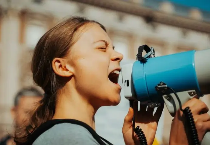 Ativista Greta Thunberg usando alto-falante