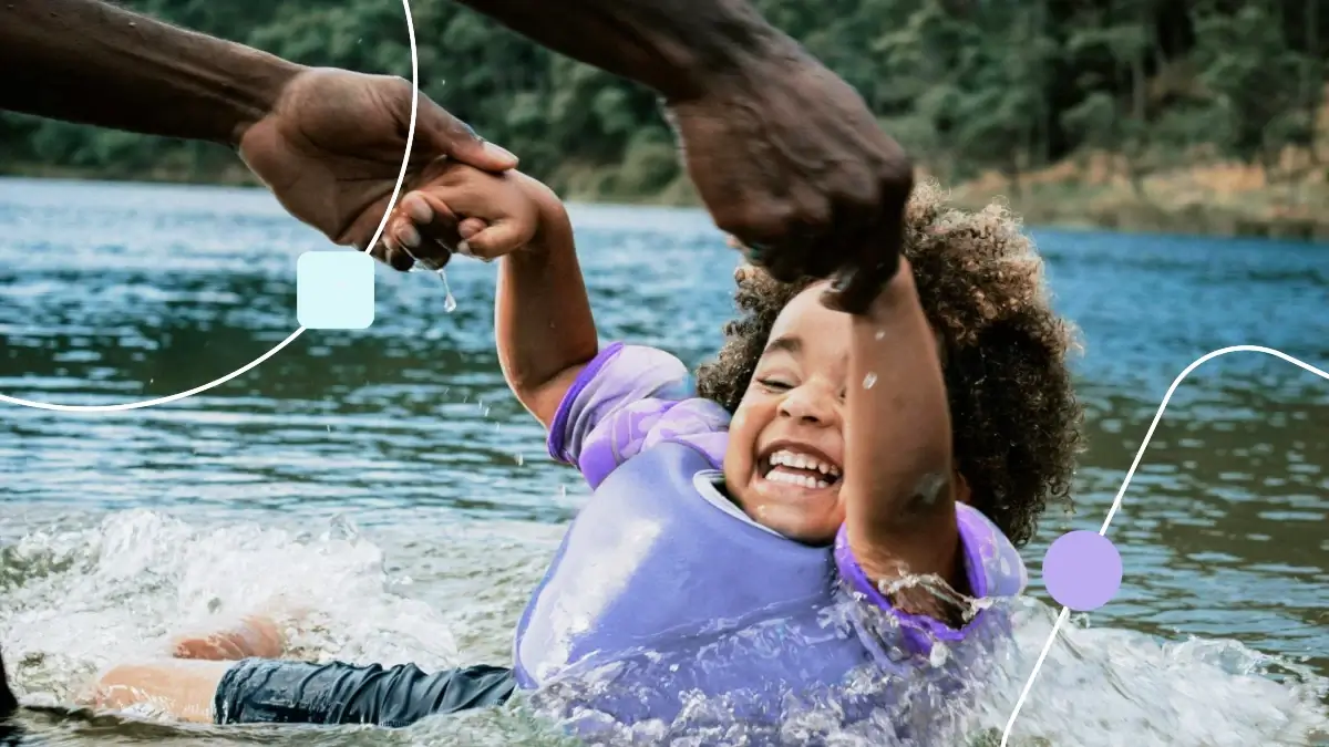 Pai com seu filho realizando atividades físicas em um lago