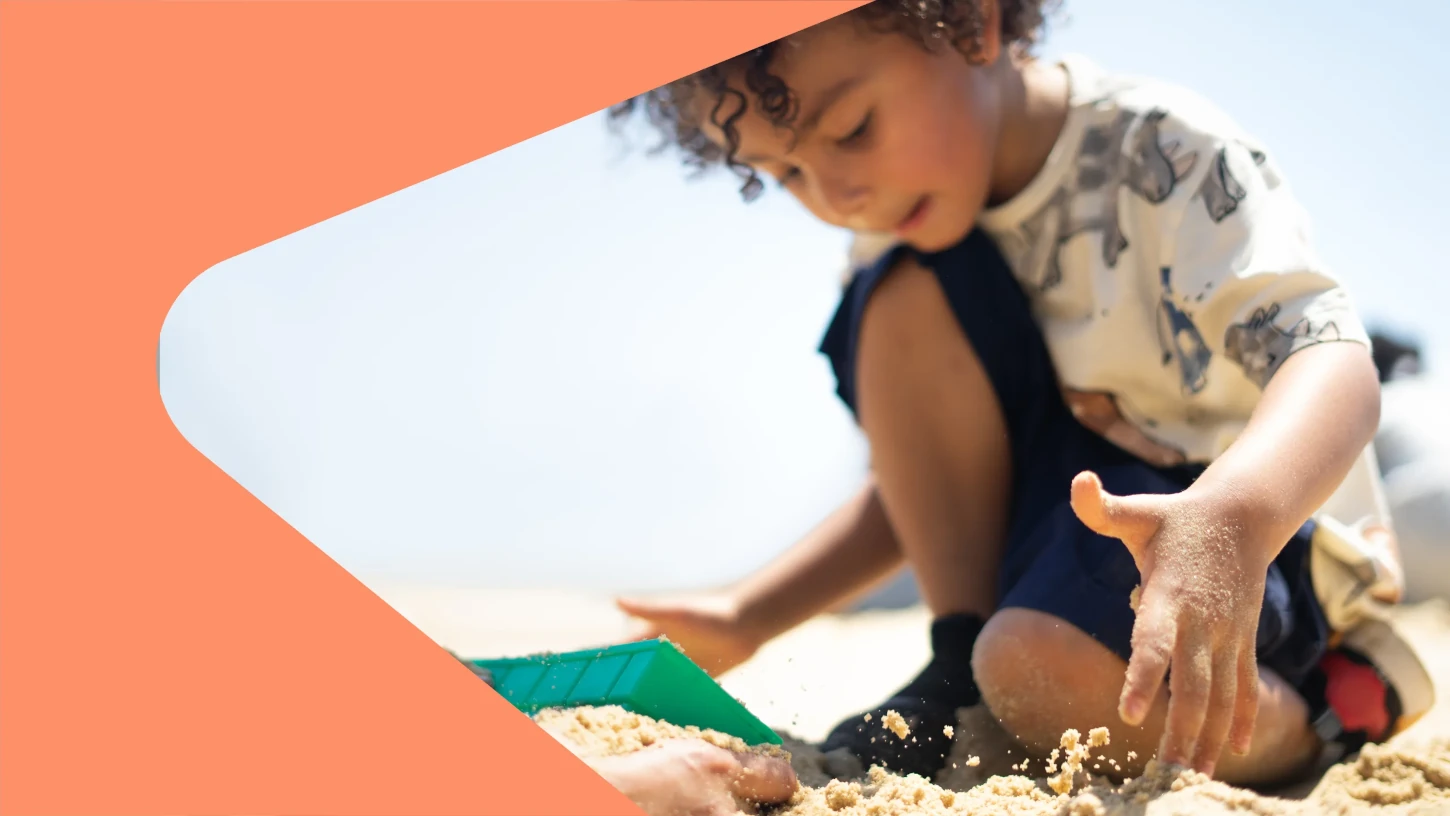 Criança brincando na areia