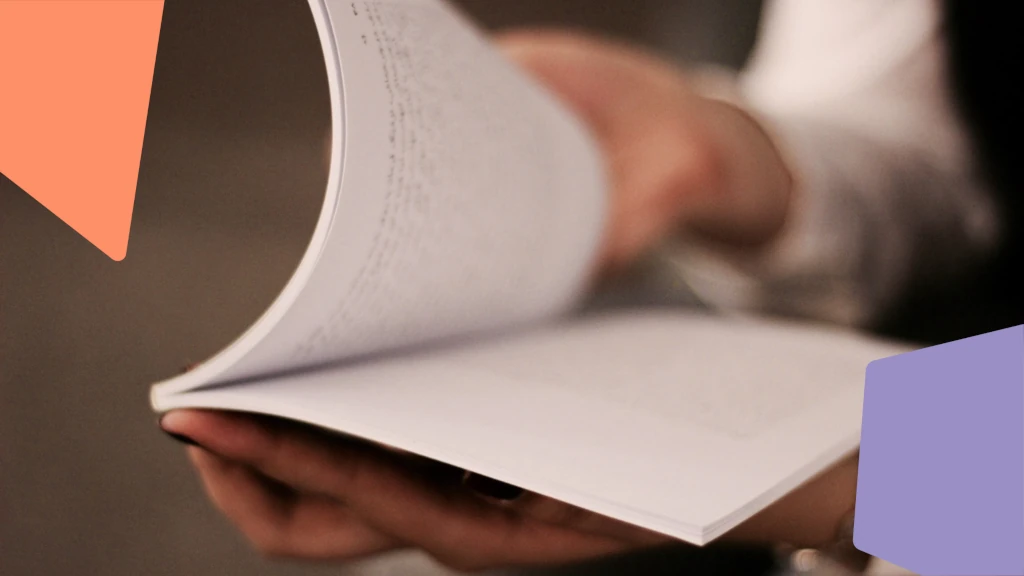 análise experimental do comportamento: Mãos segurando um caderno branco aberto com algumas coisas escritas nas folhas