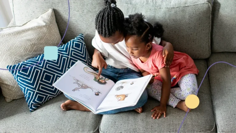 Crianças lendo livro juntas. A atenção compartilhada ao assunto é evidente, uma vez que elas estão atentas as figuras.