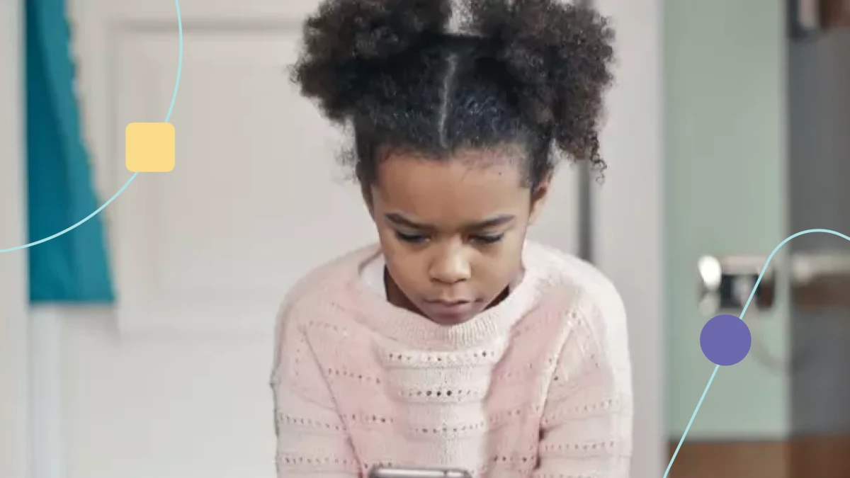 hiperfoco no autismo: menina focada em tela de celular