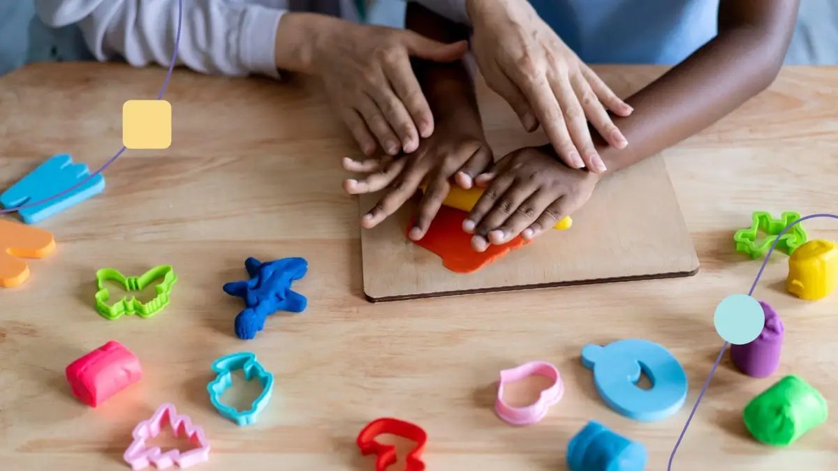 Mesa com diversos brinquedos que fazem parte da integração sensorial de Ayres