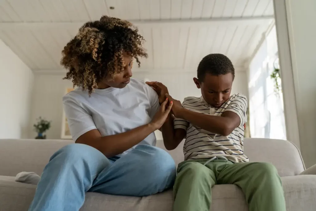 mãe e filho sentando no sofá 