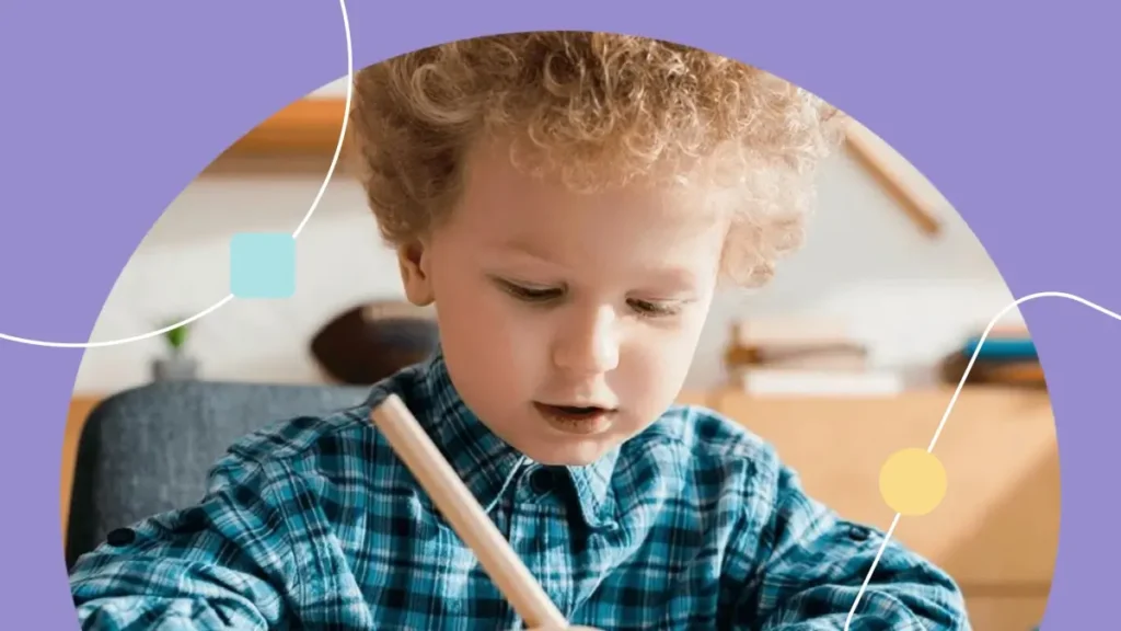 Práticas baseadas em evidências: menino com camiseta xadrez azul aparecendo escrevendo com um lápis de madeira