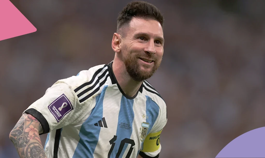 Jogador Lionel Messi sorrindo em jogo entre Argentina e Holanda.