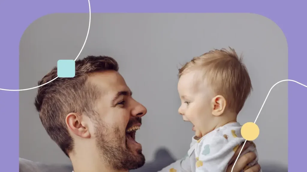 desenvolvimento da fala: homem segura bebê no colo. Ambos estão cara a cara e com a boca aberta