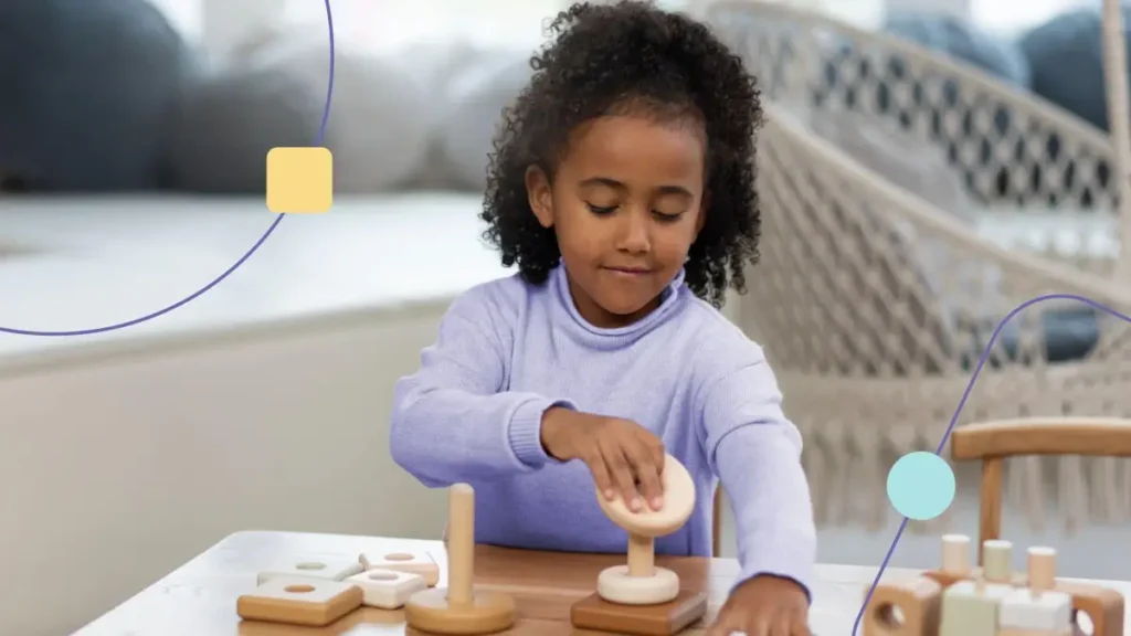 Menina praticando desenvolvimento motor com brinquedos de madeira