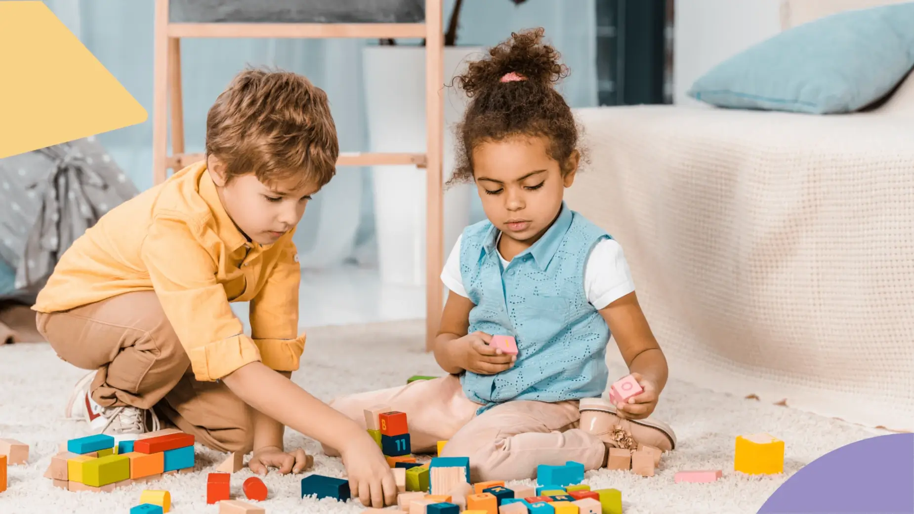 Crianças brincando com blocos coloridos