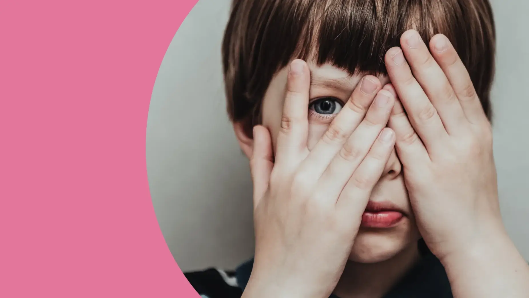 Menino tapando os olhos com as mãos. Autismo leve pode piorar?