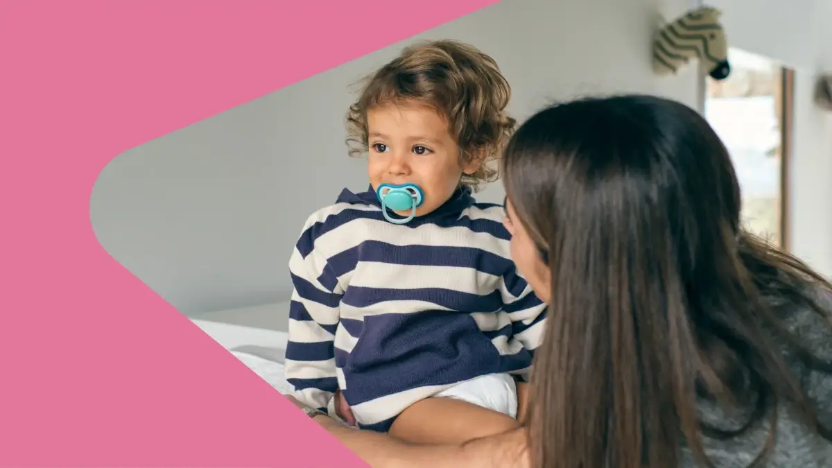 confundidos com TEA: mãe conversa com o bebê que foca sua atenção no horizonte.