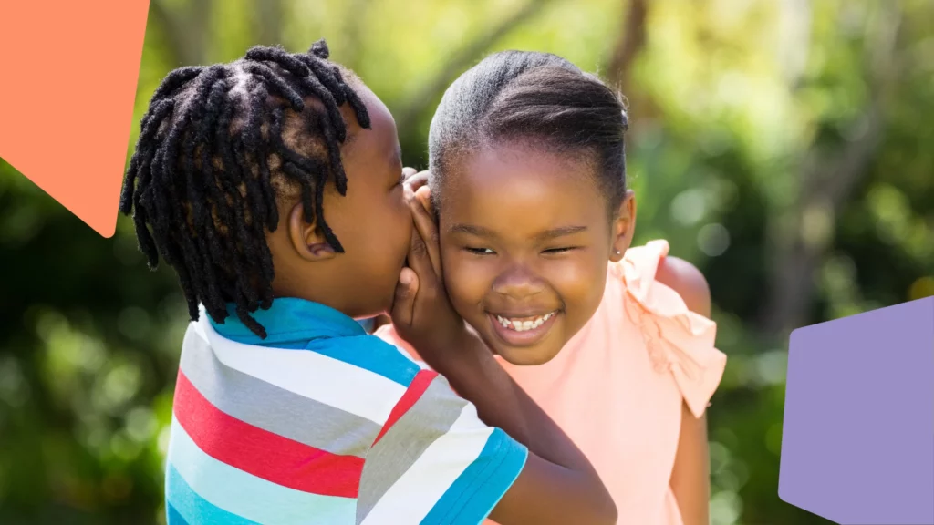 marcos do desenvolvimento infantil: duas crianças conversam entre si. A linguagem é a maior habilidade afetava nos novos marcos de desenvolvimento infantil.