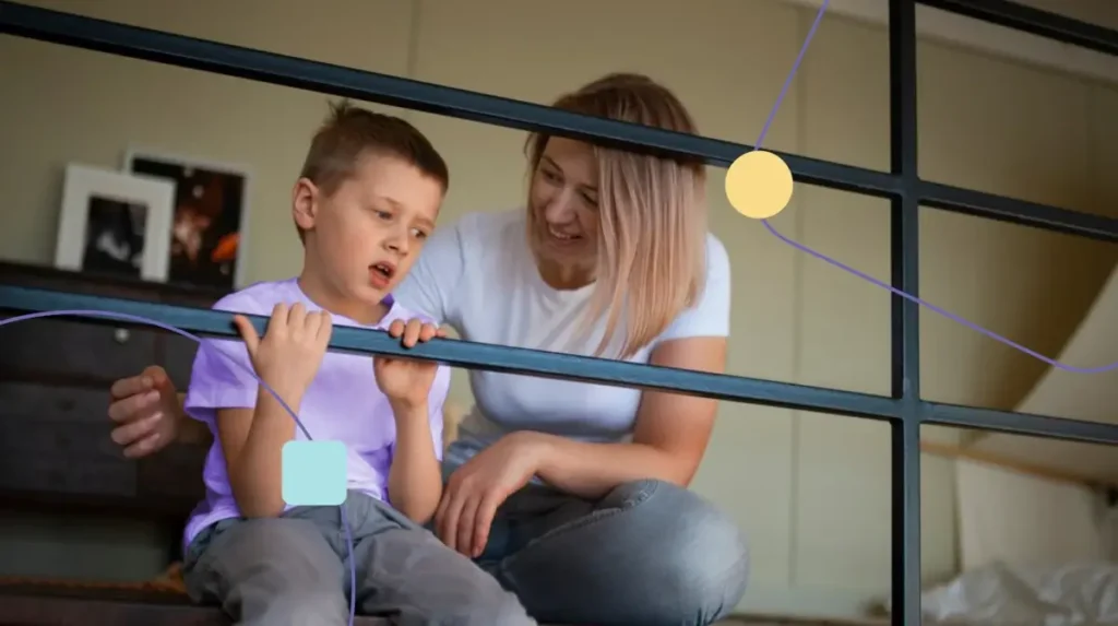 Mãe tentando alegrar filho que é uma pessoa autista