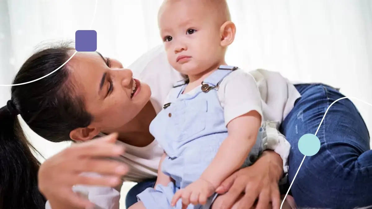 Mãe tentando fazer seu filho sorrir e se questionando: Pode ser autismo?