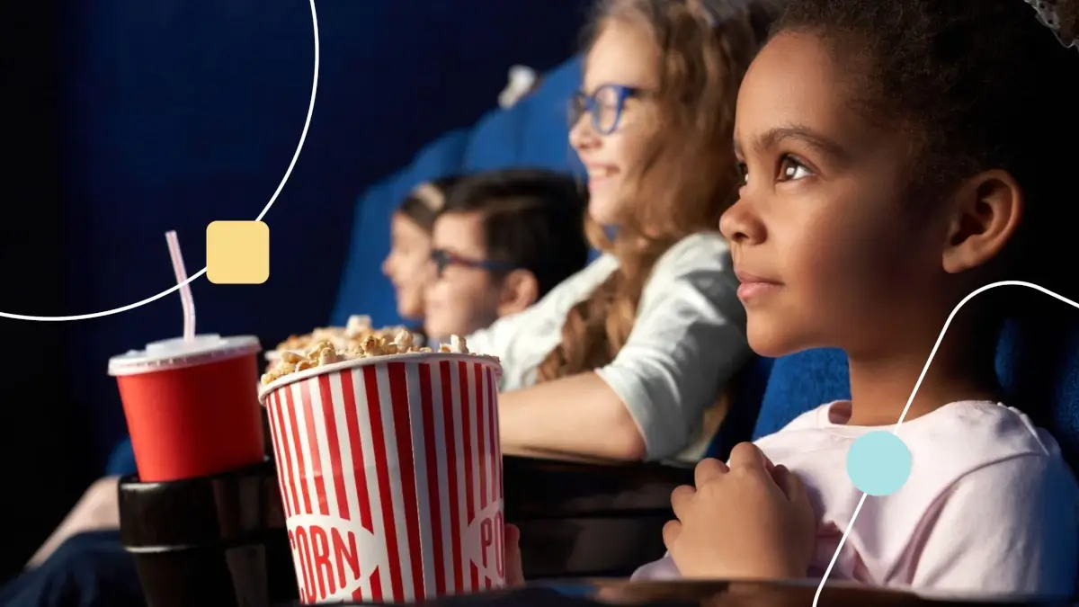 Sessão Azul: crianças assistindo filme no cinema.