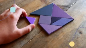 Pessoa montando quadrado com Tangram com tons de Roxo.