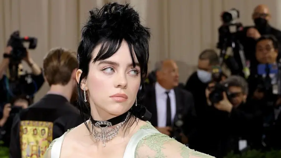 Billie Eilish, cantora famosa que tem síndrome de tourette