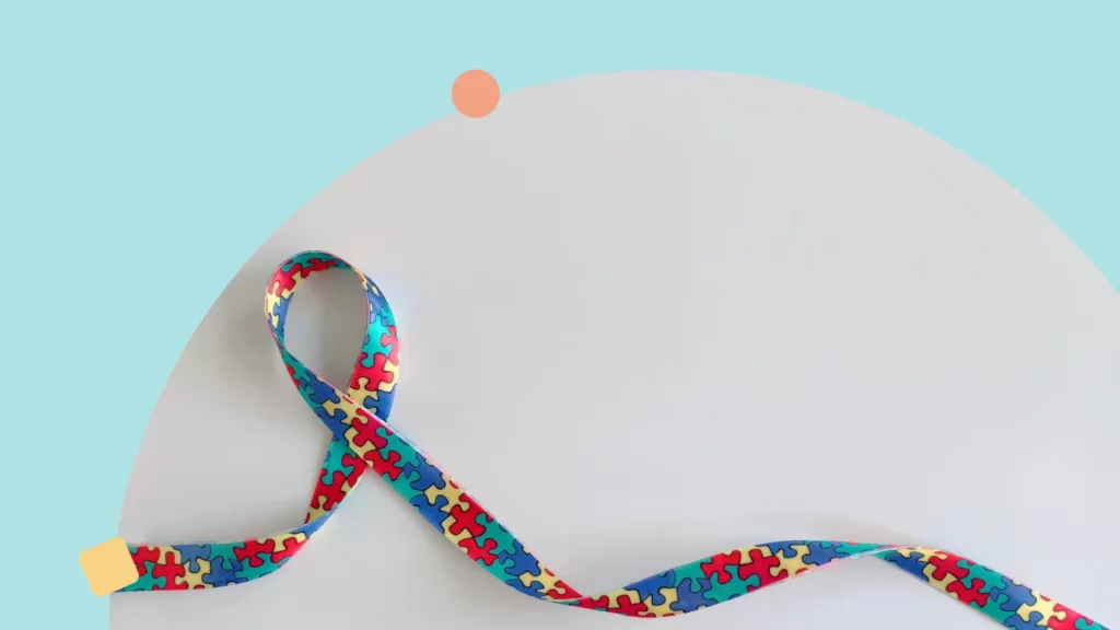 faixa colorida com quebras cabeças que representa autismo