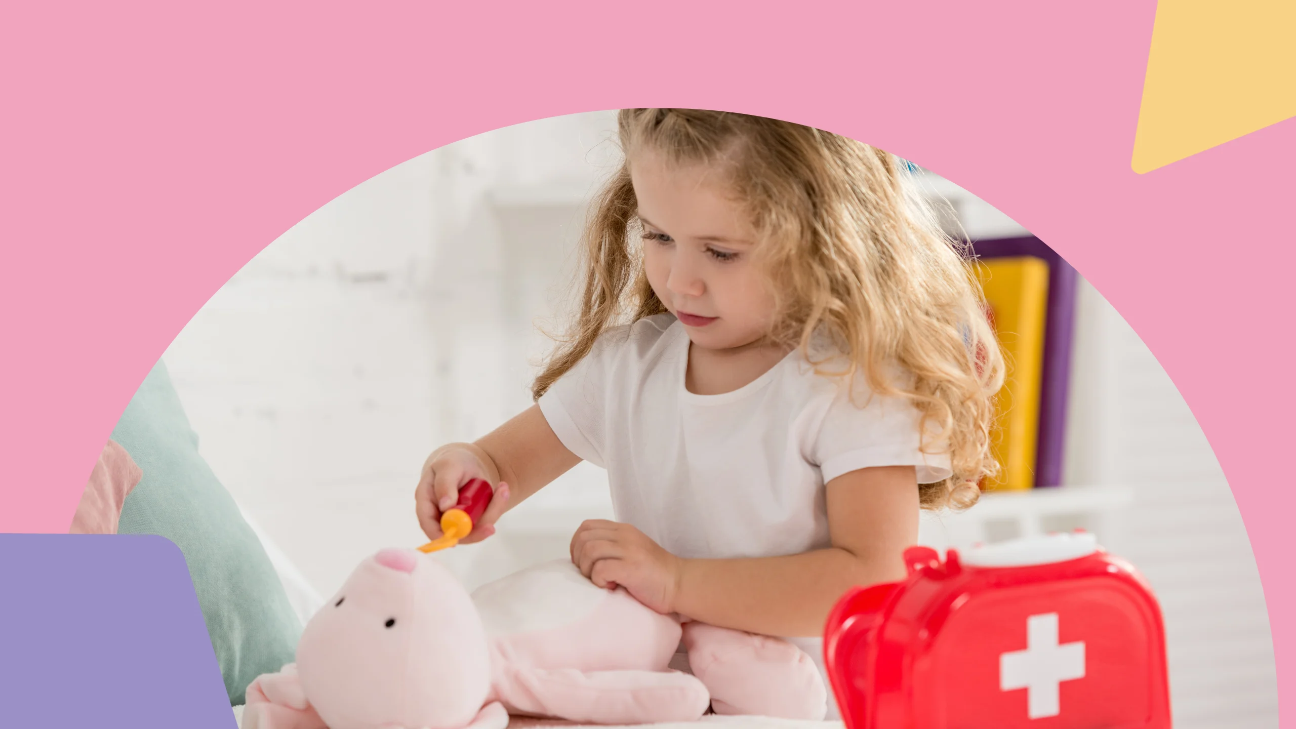 menina loira brincando de médico com um porco de pelúcia