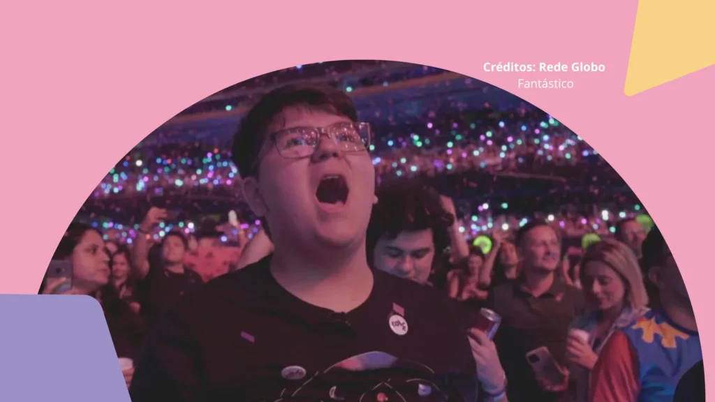 Garoto em um estádio cantando a música no show do Coldplay