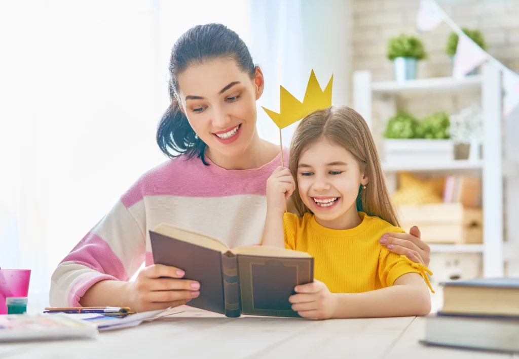 mãe e filha sentada lendo um livro