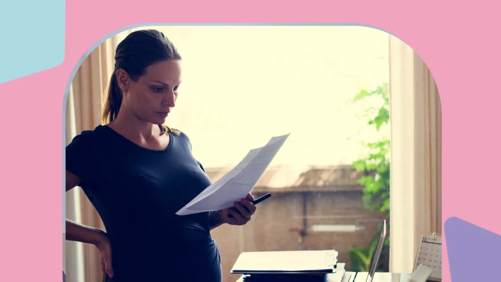 mulher gravida olhando um papel