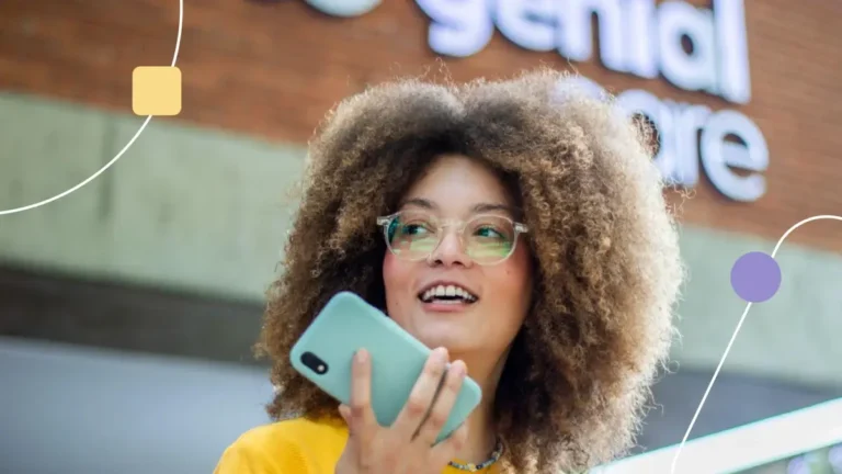 Mulher falando ao celular em frente a uma unidade da Genial Care